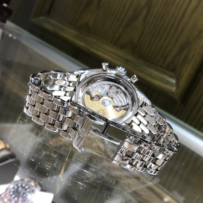 PATEK PHILIPPE 百达翡丽 复杂功能时计系列，5960/1A-001。40.5毫米表径，精钢表壳，银白色表盘，黑色金质立体时标，6点位置设有60分钟和12小时计时器，视窗式星期、日期和月份显示。蓝宝石水晶透盖，CH 28-520 IRM QA 24H自动上弦机械机芯，动力储备55小时。专柜定价：384300元。 全套附件齐全。