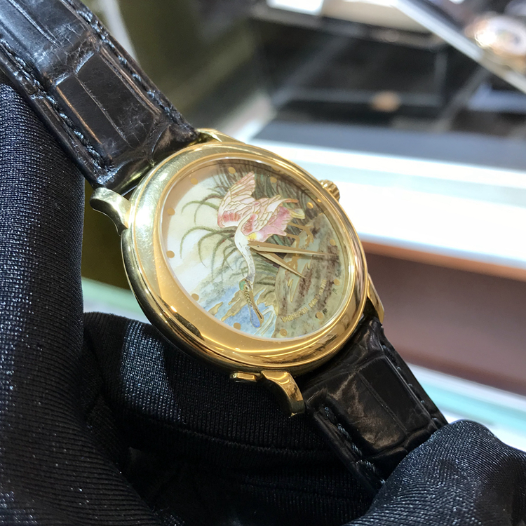 Vacheron Constantin 江诗丹顿 AMERICA BIRD 美国鸟系列，43060/000J-8623。38毫米表径，全球限量10个。此系列是为纪念美国著名自然学家及画家JOHN J.AUDUBON特别制作，以美国自然鸟类为主题，一共12款，每款限量10个，由瑞士著名珐琅大师精工细作18K黄金。由著名珐琅大师MURIEL SECHAUD亲手制作的精美绝伦、栩栩如生的长嘴鸟图案掐丝珐琅表盘原装K金指针表盘、表针、表镜完美无暇。江诗丹顿最顶级系列独有的可掀式将官底盖（内付透明底盖）机芯烙印，代表瑞士最高制表工艺的日内瓦印记精美的21K金侧边人手镂空雕花自动陀自厂CAL.1120自动机械机芯透视底盖。 单表无附件。