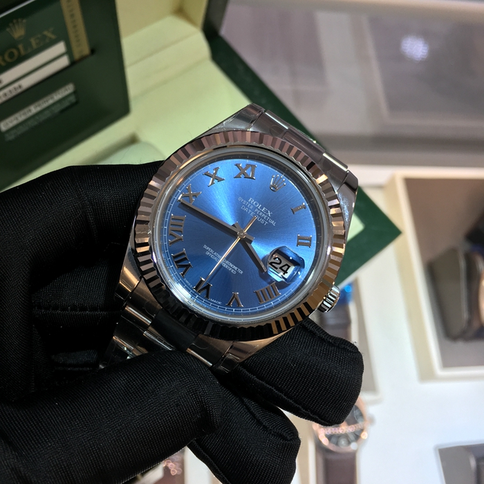 Rolex 劳力士 日志型系列，116334。41毫米表径，18K白金/精钢表壳，深蓝色面盘，罗马数字时标，3点位置日历显示，自产3136型自动上弦机械机芯，动力储备48小时。 未使用品全套附件齐全。