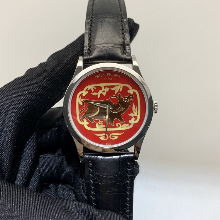 PATEK PHILIPPE 百达翡丽 珍稀工艺系列，5077P。38毫米表径，PT950铂金表壳，珐琅面盘，吉祥牛，红红火火。自动上弦机械机芯。 单表无附件。