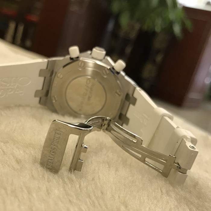 Audermars Piguet 爱彼 皇家橡树离岸型系列，26283ST.OO.D010CA.01。37毫米表径，精钢表壳，银白色表盘镌刻“Méga Tapisserie”超大格纹装饰，5点位置视窗式日期显示，计时功能自动上弦机械机芯，动力储备40小时。 单表无附件。