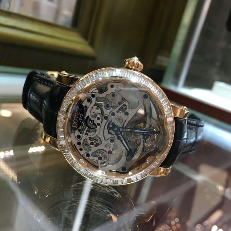 Bovet 播威 Dimier系列，ETRO-41RG-DBO-M1。41毫米表径，表壳由18K玫瑰金打造表圈镶嵌豪华T方钻，机芯采用工艺非常精致的手工雕花镂空陀飞轮，巧夺天工，极富美感。 未使用品单表无附件。