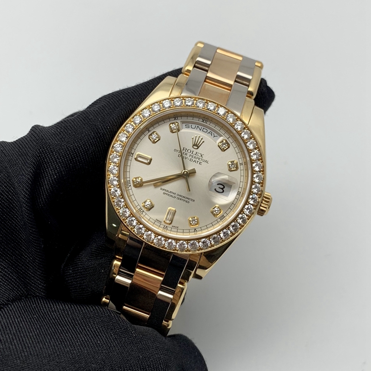 Rolex 劳力士 星期日历型系列，18948-72748TRIDOR-8R2B。39毫米表径，18K黄金/18K玫瑰金/18k白金原钻表壳，银白色面盘，钻石时标，中央时、分及秒针；快调瞬跳星期日历；3点位置为防反光凸透式放大日历窗，12点位置为星期显示，自动上弦机械机芯。 单表无附件。