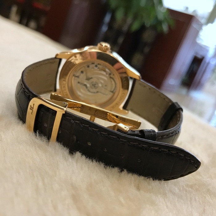 Jaeger-LeCoultre 积家 master 大师系列 Q1422421。39毫米表径，18K玫瑰金表壳，银色、放射状拉丝圆形表盘。两点位置日期显示，六点位置世界时、双时区、昼夜显示，十点位置动力储备显示。自动上弦机械机芯，动力储备43小时。 全套附件齐全。