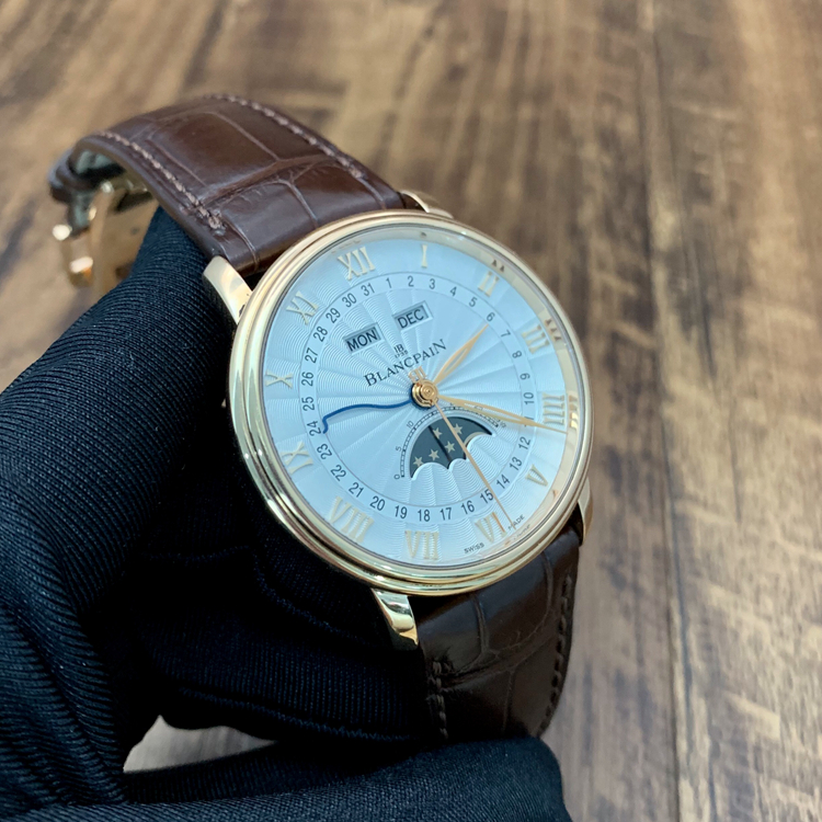 Blancpain 宝珀 Villeret 经典系列，6664-3642-55B。40毫米表径，18K玫瑰金表壳，银白色面盘，罗马数字时标，指针式日期显示，月相显示、月份显示、星期显示功能，Cal.6654自动上弦机械机芯，动力储备72小时。专柜定价：223000元。 单表无附件。