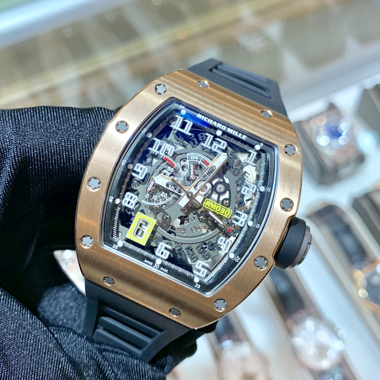 RICHARD MILLE 理查德米勒 男士系列，RM 030。50x42.7毫米表径，18K玫瑰金表壳，酒桶型镂空面盘，7点位置为日期显示，自动上弦机械机芯。 单表无附件。