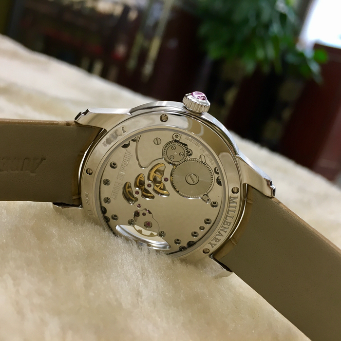 Audemars Piguet 爱彼 Millenary千禧系列，77247BC.ZZ.A813CR.01，39.5*35.5毫米表径。手动上链腕表，搭配小秒针。18K白金表壳搭配镶钻表圈和表耳及镶嵌一颗粉红色凸面蓝宝石的表冠，116颗明亮型切割美钻，总重约0.60克拉（表圈和表耳）。白色珍珠贝母偏心式圆盘，小秒盘，炭灰色印制罗马数字，玫瑰金指针。方形大鳞片米黄色鳄鱼皮表带。5201型手动上链自产机芯，动力储备54小时。专柜定价：230000元。