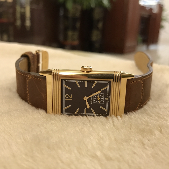 Jaeger-LeCoultre 积家 Reservo 翻转腕表系列，Q2782560。46.8X27.4mm，18K玫瑰金表壳。巧克力色表盘，镀金时标，蓝宝石水晶玻璃表镜，手动上弦机械机芯，动力储备45小时。专柜定价：128000元。 单表无附件。