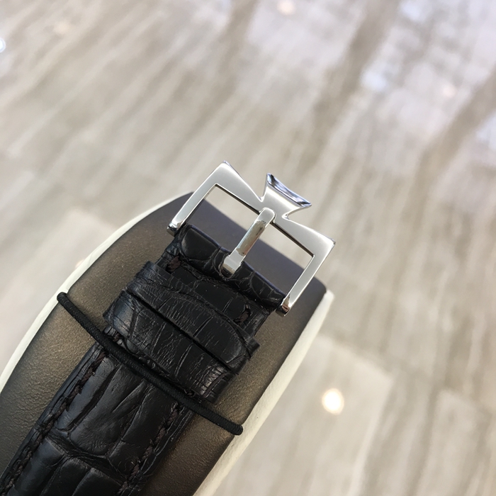 Vacheron Constantin 江诗丹顿 TRADTIONNELLE 传袭系列，43578/000G-9393。38毫米表径，18K白金表壳镶嵌82颗钻石，重约0.43克拉，镂空面盘，自动上弦机械机芯，动力储备40小时。专柜定价：618000元。 单表无附件。