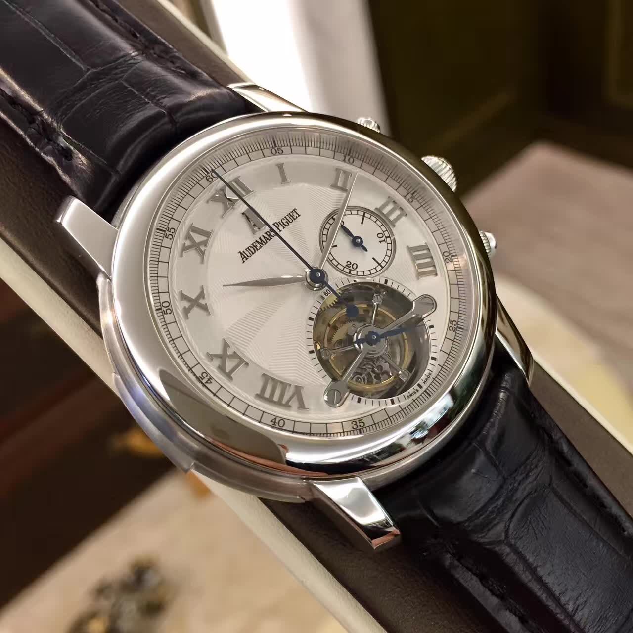 Audermars Piguet 爱彼 JULES AUDEMARS系列，?26050PT.OO.D002CR.01。43毫米表径，?PT950铂金表壳。深灰色圆形表盘。3点位置小秒针显示，6点位置陀飞轮装置，三问计时功能，背透镂空手动上弦机械机芯。公价：3878000元。 单表无附件。
