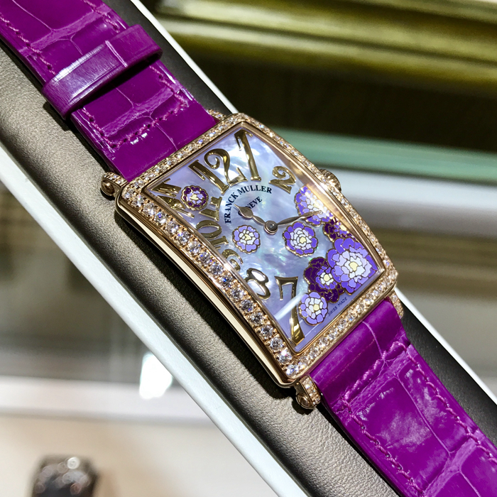 FRANCK MULLER 法兰克穆勒 长岛系列，952 QZ REL MOP VL D 1R。圣诞限量版，18K玫瑰金原镶钻圈，44×25毫米表径，限量66只。蓝色贝母盘面，珐琅绘面牡丹花，精准石英机芯。 未使用品全套附件齐全。