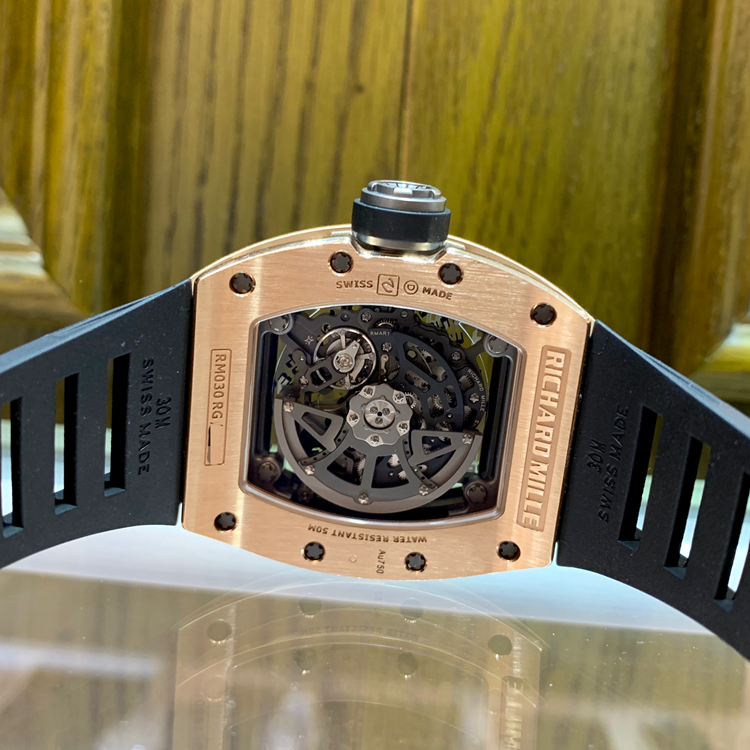 RICHARD MILLE 理查德米勒 男士系列，RM 030。50x42.7毫米表径，18K玫瑰金表壳，酒桶型镂空面盘，7点位置为日期显示，自动上弦机械机芯。 单表无附件。