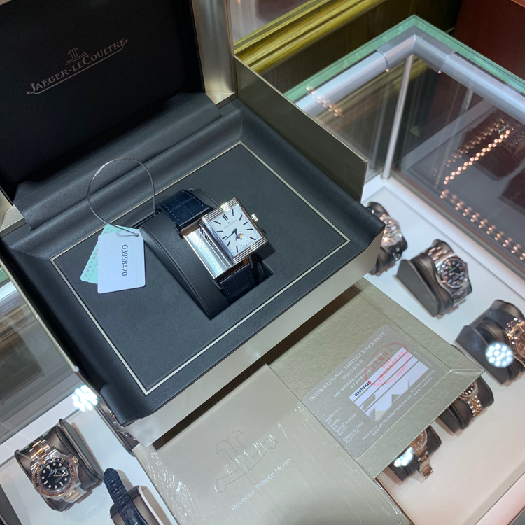 Jaeger-LeCoultre 积家 Reservo 翻转腕表系列，3958420。49.4 X 29.9 毫米表径，精钢方形表壳，银白/蓝色面盘，正面：太妃形指针，镀银粒纹面盘, 镶贴时标。背面：蓝色， 巴黎钉头饰纹扭索饰纹面盘, 镶贴时标，月相显示、双时区、日期显示功能，853A手动上弦机械机芯，动力储备42小时，专柜定价：98500元。 全套附件齐全。