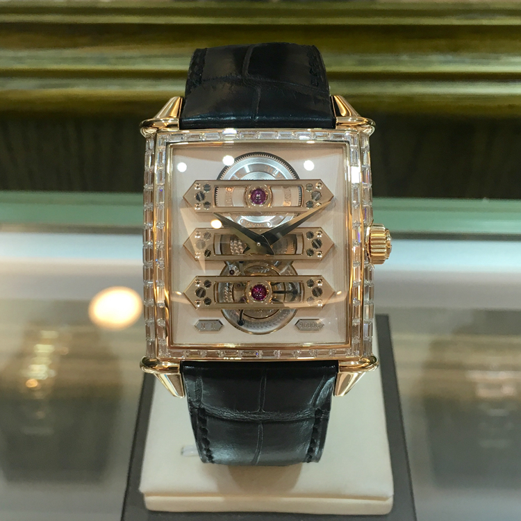 Girard-Perregaux 芝柏 VINTAGE 1945系列，99880B52H00A-BA6A。36.1x35.25毫米表径，18K玫瑰表壳镶嵌112 颗狭长形切割钻石，约5克拉，白色面盘，6点位置为陀飞轮装置，GP09600-0017自动上弦机械机芯，动力储备48小时。 单表无附件。