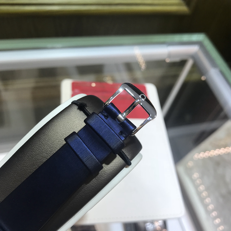 Omega 欧米茄 碟飞系列，428.17.36.60.04.001。36毫米表径，精钢原钻表壳，白色面盘，罗马数字时标，表冠上的花朵图案由5个欧米茄品牌标识交叠构成，以红色液态陶瓷打造，花蕊则镶有一颗璀璨的钻石，精致又独特，精准石英机芯。专柜定价：33100元。 未使用品全套附件齐全。