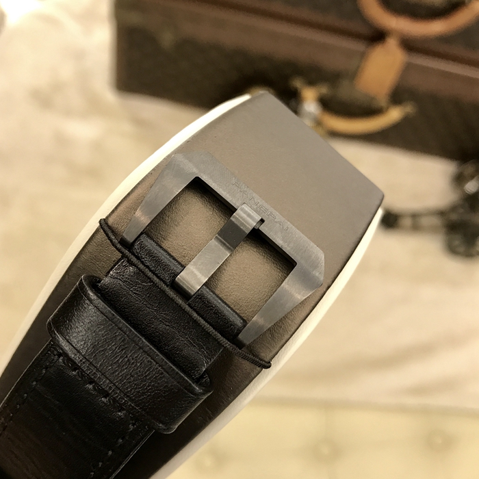 Panerai 沛纳海  限量珍藏款系列，PAM 00332。44毫米表径，精钢表壳，9点位置小秒针，计时功能自动上弦机械机芯，动力储备42小时。专柜定价：121200港币。 全套附件齐全。