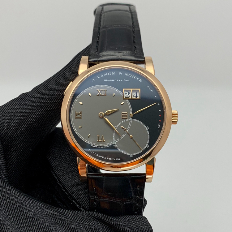 A. Lange & Sohne 朗格 LANGE 1 系列，115.031。41.9毫米表径，18k玫瑰金表壳，深灰和深蓝色表盘。偏心时间显示；具备停秒装置的小秒盘；大日历显示；UP/DOWN动力储存指示。自产Cal.L901.2手动上弦机械机芯，动力储备72小时。 单表无附件。