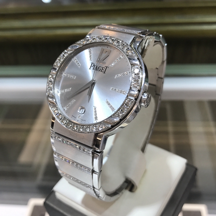 PIAGET 伯爵 POLO 系列，G0A26025。38毫米表径，18K白金表壳。银色表盘，镶钻刻度，6点位置日期显示。蓝宝石水晶玻璃表镜，自动上弦机械机芯。专柜定价：714800元。 全套附件齐全。