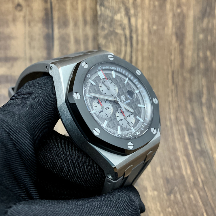 Audermars Piguet 爱彼 皇家橡树离岸型系列，26400IO.OO.A004CA.01。44毫米表径，钛金属，黑色陶瓷表圈，深灰色表盘镌刻“Méga Tapisserie”超大格纹装饰，搭配铑色外区和副表盘，白金材质荧光立体时标和皇家橡树指针，3点位置日期显示，计时功能，Cal.3126/3840自动上弦机械机芯，动力储备60小时，专柜定价：226000元。 单表无附件。