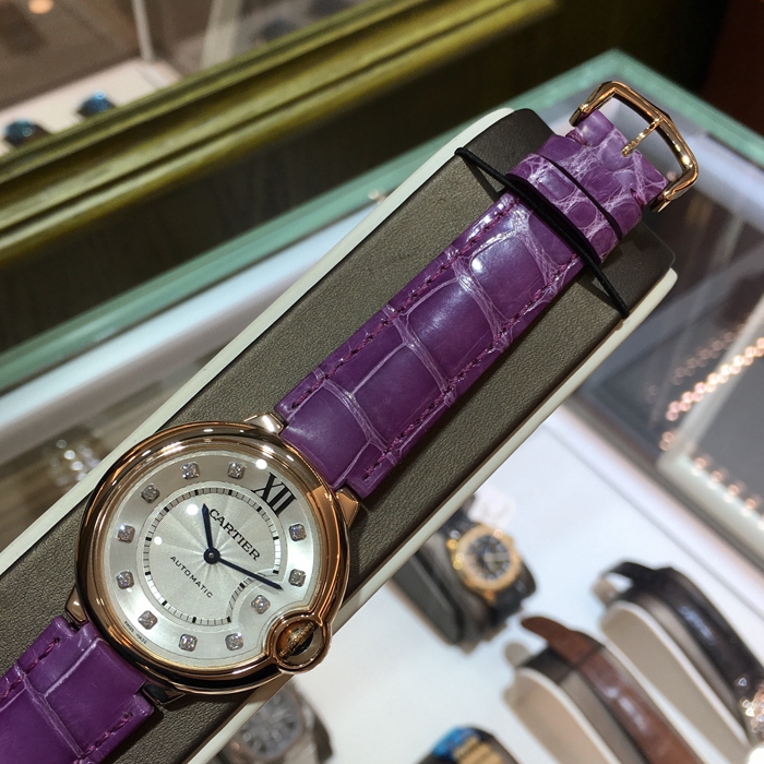 Cartier 卡地亚 Ballon Bleu 蓝气球系列，WE902028。36.6毫米表径，18K玫瑰金表壳，镀银珠光扭索雕纹面盘，镶钻时标，自动上弦机械机芯。专柜定价：118000元。 单表无附件。