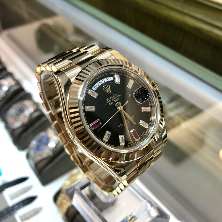 Rolex 劳力士 星期日历型系列，218235-83215 B2RU。41毫米表径，18K玫瑰金表壳，黑色面盘，10颗镶钻时标，2颗红宝石时标，3点位置日期显示，12点位置为星期显示，专柜定价：346100元。 全套附件齐全。