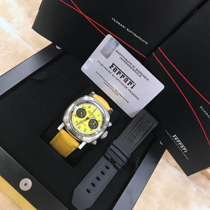 Panerai 沛纳海 FER00011。45毫米表径，精钢表壳，法拉利黄色面盘，12点位置法拉利立马标志，阿拉伯刻度，自动上弦机械机芯。限量800只，运动感十足，专柜定价：72400元。 全套附件齐全。