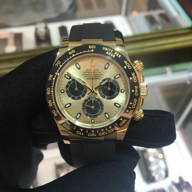 Rolex 劳力士 宇宙计型迪通拿系列，M116518ln-0040。40毫米表径，18K黄金表壳，黑色Cerachrom陶质实心外圈连计速刻度，香槟色及黑色面盘，计时功能，Cal.4130自动上弦机械机芯，专柜定价：205200元。 单表无附件。