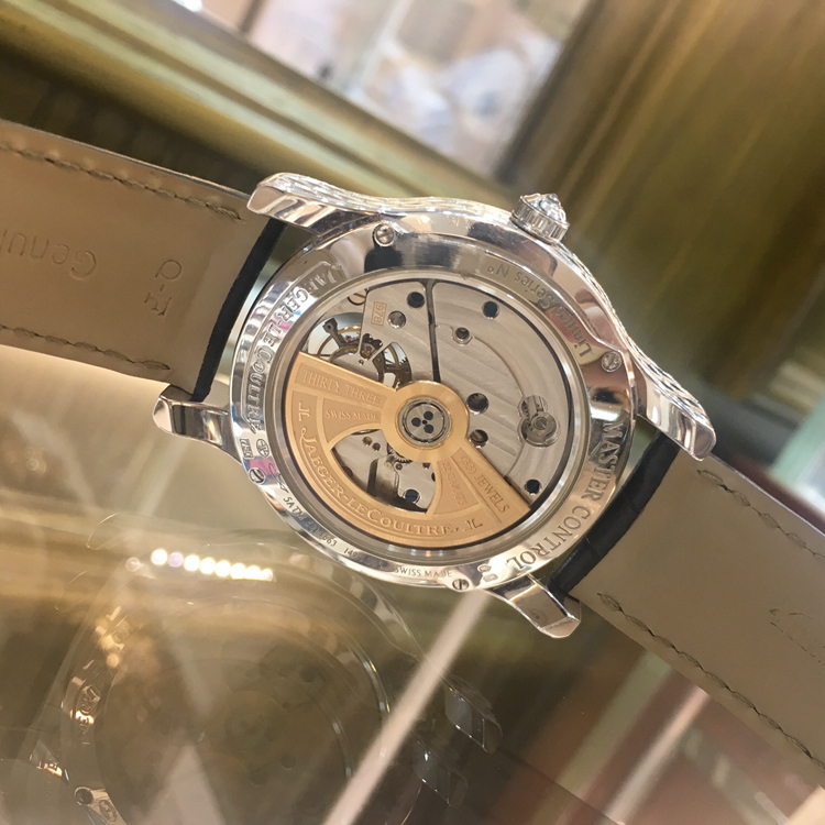 Jaeger-LeCoultre 积家 master 大师系列，珐琅瓷面白鹤亮翅大T钻陀飞轮，42毫米表径，T方钻圈钻耳，雕花表壳。全球限量3枚第1枚，公价200多万。 未使用品单表无附件。