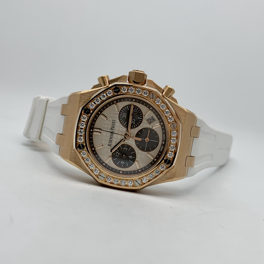 Audermars Piguet 爱彼 皇家橡树离岸型系列，26231OR.ZZ.D003CA.01。37毫米表径，18k玫瑰金?表壳，镶嵌32颗明亮形切割美钻，总重约 1.02克拉，银色表盘镌刻“Lady Tapisserie”格纹装饰，搭配灰钌色副表盘，灰钌色外表盘，玫瑰金荧光立体时标和皇家橡树指针，Cal.2385自动上弦机械机芯，动力储备40小时。专柜定价：341000元。