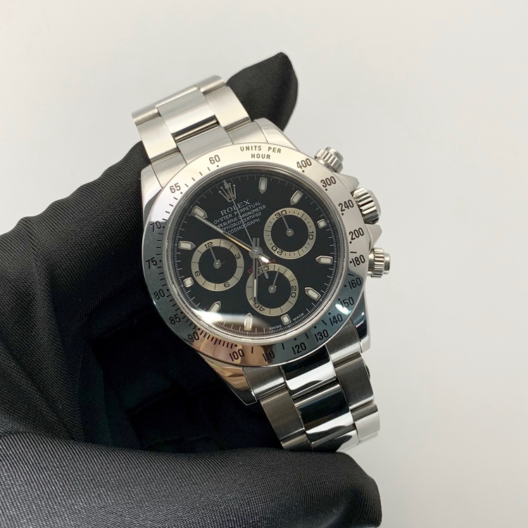 Rolex 劳力士 宇宙计型迪通拿系列，116520-78590。40毫米表径，精钢表壳，黑色表盘，中央时、分及秒针，小秒针设于6点位置，通过中央指针使定时器精准至1/8秒，30分钟和12小时计时盘分别设于3点和9点位置，秒针暂停功能以准确调校时间。计时功能，Cal.4130自动上弦机械机芯，专柜定价：92800元。 全套附件齐全。