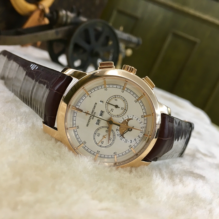 Vacheron Constantin 江诗丹顿 TRADTIONNELLE 传袭系列，47292/000R-9392。43毫米表径。18K玫瑰金表壳，白色圆形表盘，星期、月份月相显示，计时功能手动上弦机械机芯。 单表无附件。