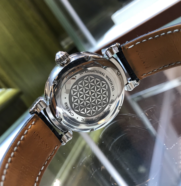 IWC 万国 达文西系列，IW459306。36毫米表径，精钢表壳，白色镀银面盘，12点位置为月相显示，35800自动上弦机械机芯，专柜定价：63700元。 全套附件齐全。
