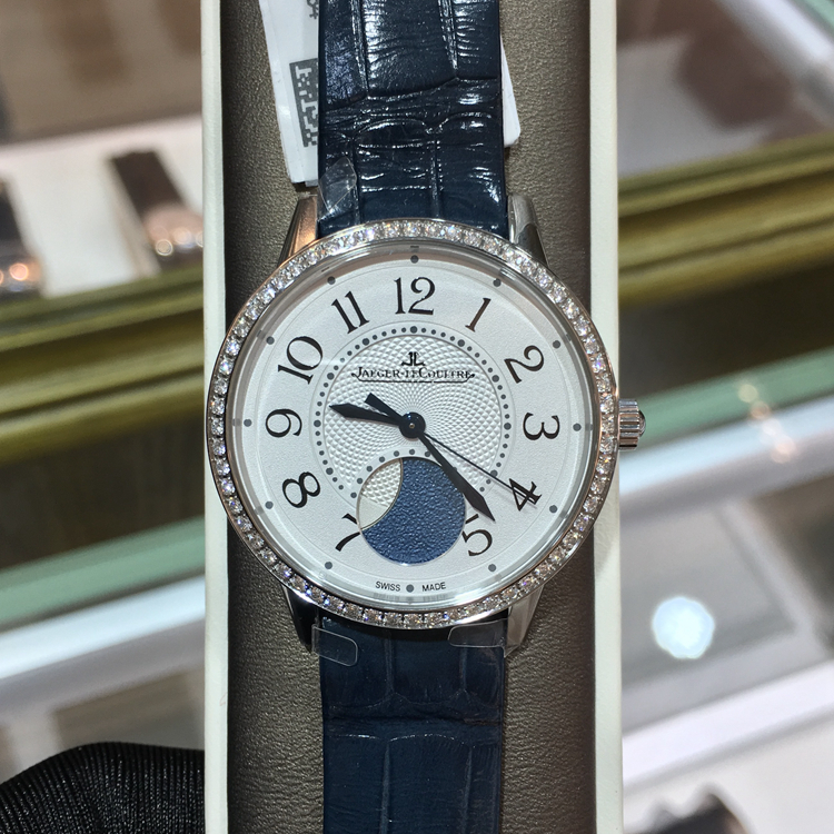 Jaeger-LeCoultre 积家 约会系列，3578420。34毫米表径，精钢原钻表壳，共镶嵌60颗钻石，白色面盘，黑色移印数字，花形指针，6点位置月相显示，935A自动上弦机械机芯，动力储备40小时，专柜定价：114000元。 未使用品全套附件齐全。