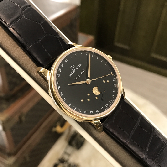 Jaquet Droz 雅克德罗 Asterale星辰系列，J012633202。43毫米表径，18k玫瑰金。黑色“Grand Feu”大明火珐琅表盘，8颗18K玫瑰金星星和1幅月亮镶饰。中央时针、分针和日期指针，12时位置设日期和月份视窗，6时位置设飞返式月相显示。22K白金摆陀，黑色“Grand Feu”大明火珐琅表盘 8颗18K红金星星和1幅月亮镶饰，Jaquet Droz 6553L2 自动上链机械机芯，双发条盒，动力储备68小时。专柜定价：250500元。