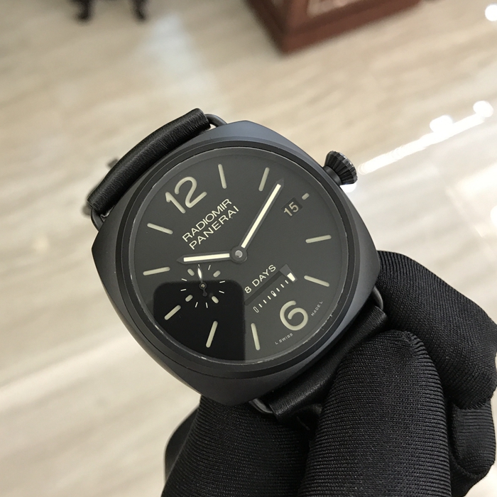 Panerai 沛纳海 RADIOMIR系列，PAM 00384。45毫米表径，陶瓷表壳。黑色表盘，附夜光阿拉伯数字及小时标示。3点钟位置设日期显示，9点钟位置设小秒盘，6点钟位置设线性动力储存显示。手动上弦机械机芯，动力储备192小时。专柜定价：91800元。 单表无附件。