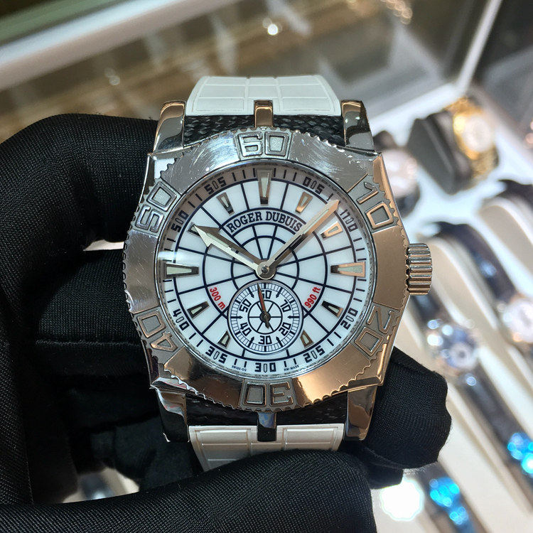 RogerDubuis 罗杰杜彼历史系列，44毫米表径，精钢表壳橡胶表带，白瓷面盘，6点位置小三针，背透自动上弦机械机芯。限量888枚。 单表无附件。