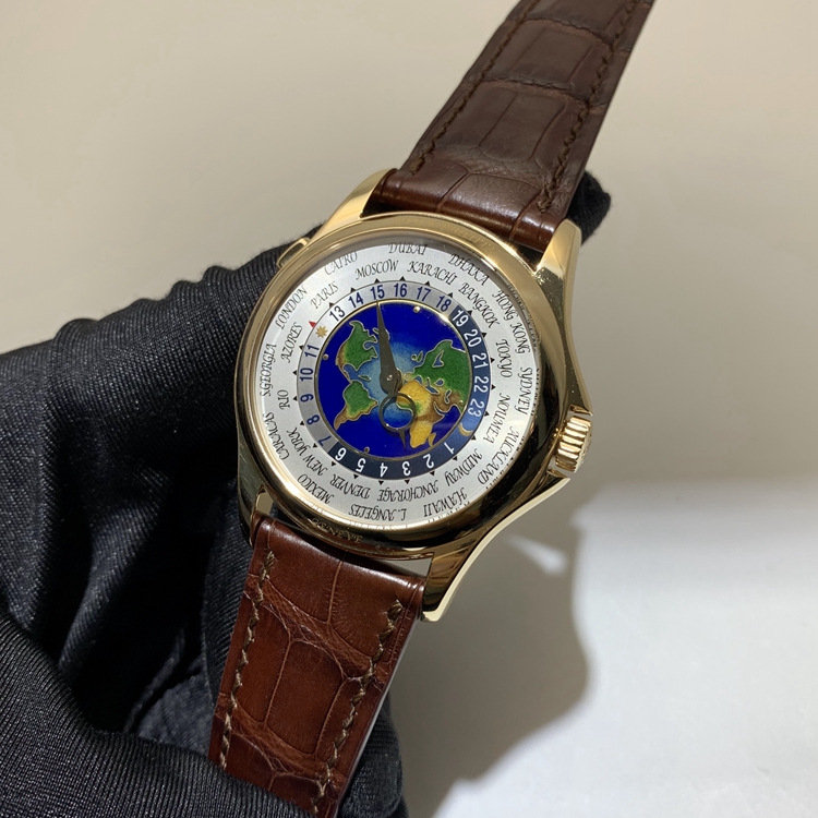 PATEK PHILIPPE百达翡丽 复杂功能时计系列，5131J。39.5毫米表径，18K黄金表壳，24 个时区的 24 小时与昼/夜显示。掐丝珐琅面地图世界时，Cal.240 HU自动上弦机械机芯，动力储备48小时。专柜定价：541800元。 单表附保卡。