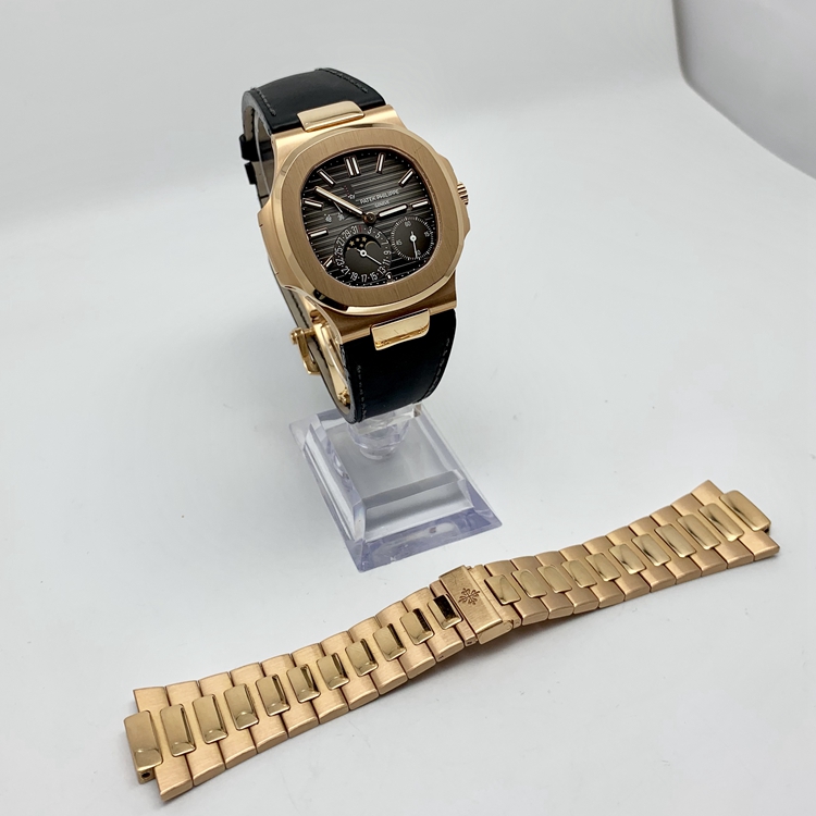 PATEK PHILIPPE 百达翡丽 NAUTILUS 运动系列，5712R-001。40毫米表径，18K玫瑰金表壳，深灰色面盘，10个18K玫瑰金棒式时标，18K玫瑰金棒式时针分针，白色涂漆18K黄金秒针、日期指示针和动力储备指示针，月相显示，Cal.240 PS IRM C LU自动上弦机械机芯，动力储备48小时。专柜定价：318800元。 单表无附件。