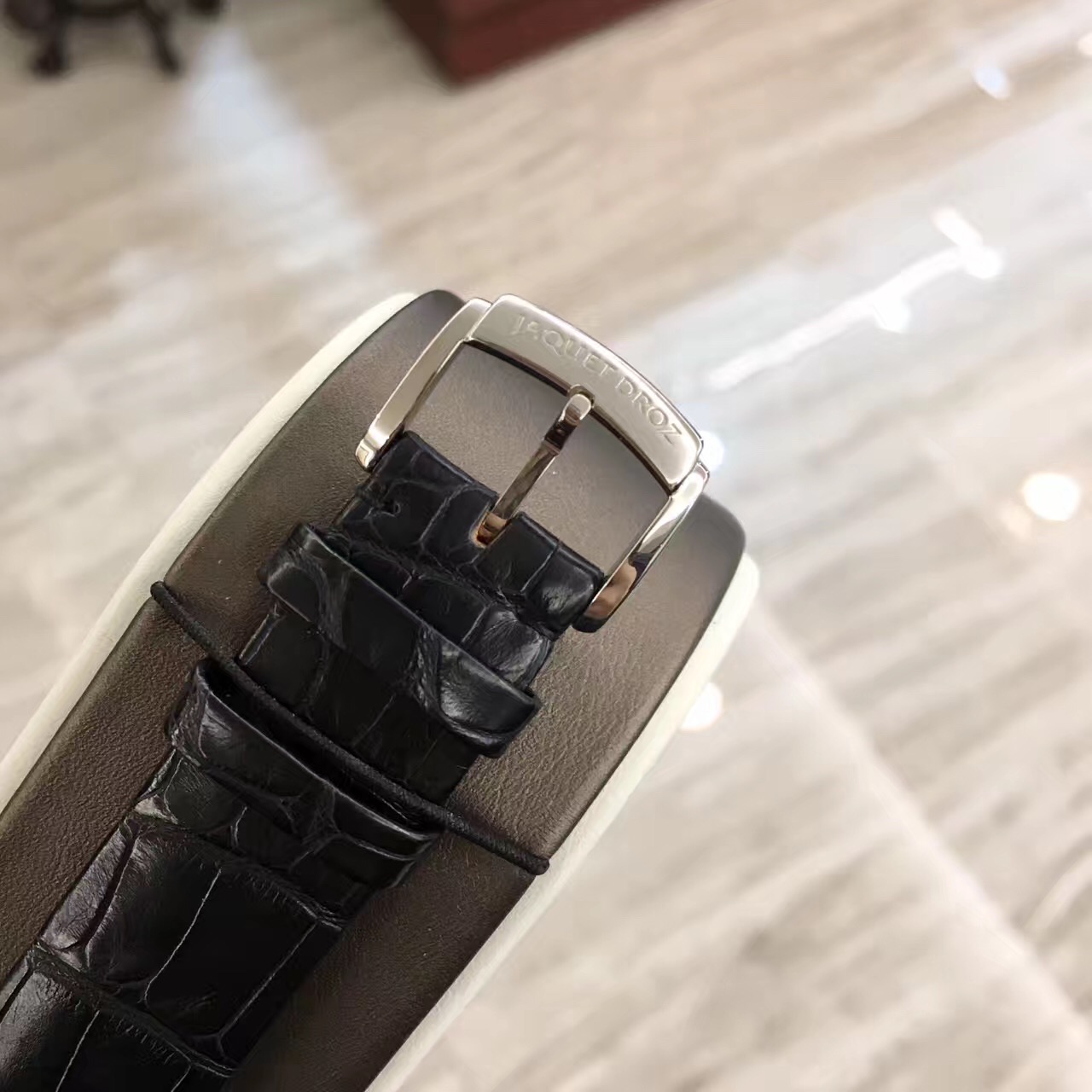 雅克德罗 L-Heure Selenite 月亮之神J005014205，18K白金镶钻表壳，象牙色珍珠贝母面镶黑色缟玛瑙面盘，39mm蓝宝石水晶玻璃镜面及透明表背男表，自动机械，全球限量8支，公价30万人民币。钟意现货一枚，欢迎品鉴。