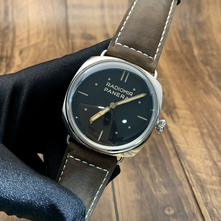 Panerai 沛纳海 RADIOMIR系列，PAM00425。47毫米表径，精钢表壳，特殊S.L.C.盘面，游艇标。Cal.P.3000手动上弦机械机芯，动力储备72小时，专柜定价：56500元。  单表无附件。