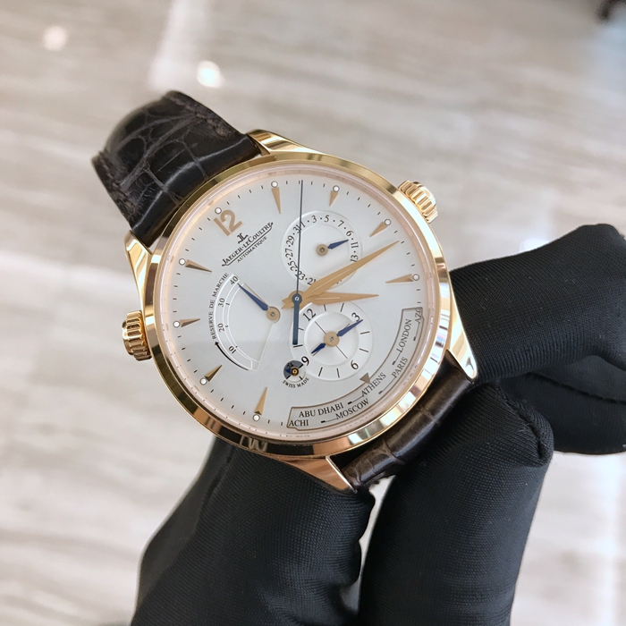 Jaeger-LeCoultre 积家 master 大师系列 Q1422421。39毫米表径，18K玫瑰金表壳，银色、放射状拉丝圆形表盘。两点位置日期显示，六点位置世界时、双时区、昼夜显示，十点位置动力储备显示。自动上弦机械机芯，动力储备43小时。 全套附件齐全。