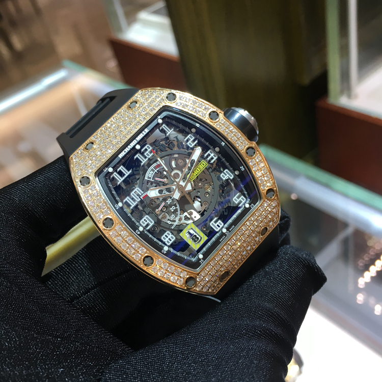 RICHARD MILLE 理查德米勒 男士系列，RM 030。50x42.7毫米表径，18K玫瑰金后加钻表壳，酒桶型镂空面盘，七点位置为日期显示，自动上弦机械机芯。 单表无附件。