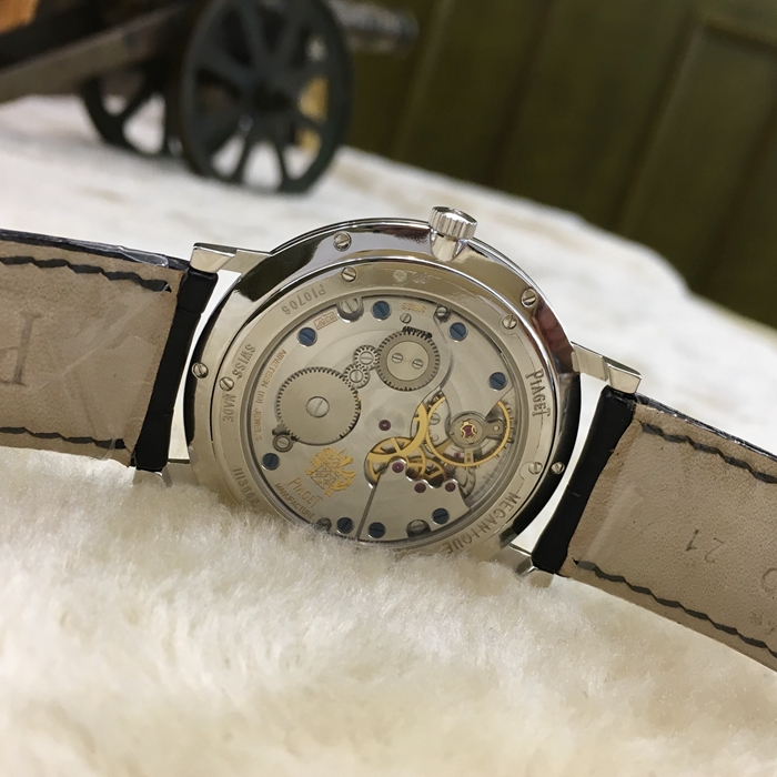 PIAGET 伯爵 ALTIPLANO系列，G0A35118。40毫米表径，18K白金镶钻表壳，银灰色面盘，10点位置小秒针装置。手动上弦机械机芯，动力储备61小时。 全套附件齐全。