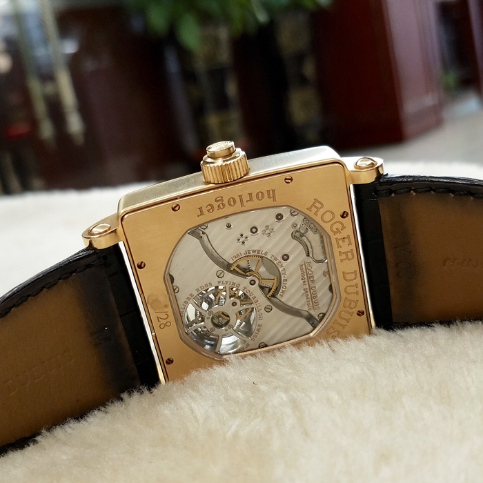 RogerDubuis 罗杰杜彼，G40 03 5 TX3.7A。40x40毫米表径，18K玫瑰金表壳，极其罕见灰色碳纤维表盘，表盘“4”时位指针式动力储存显示，“7”时位置陀飞轮装置，“12”时位视窗式日期显示，表冠同轴按钮快速校正日期。RD03手动机械机芯，动力储备60小时。全球限量28枚。 单表无附件。