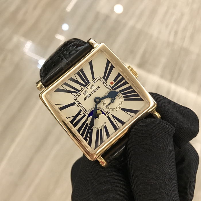 RogerDubuis 罗杰杜彼，G40 5739 5。40x40毫米表径，18K玫瑰金表壳，白色面盘，罗马数字时标，月相万年历，自动上弦机械机芯。限量28只，公价约400000元。 单表无附件。