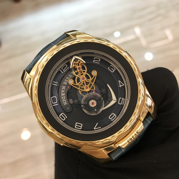 Ulysse Nardin 雅典 奇想系列，2056-131。45毫米表径，18K玫瑰金表壳，黑色表盘，蓝宝石水晶玻璃表镜，手动上弦机械机芯。专柜定价：720000港币。 单表无附件。