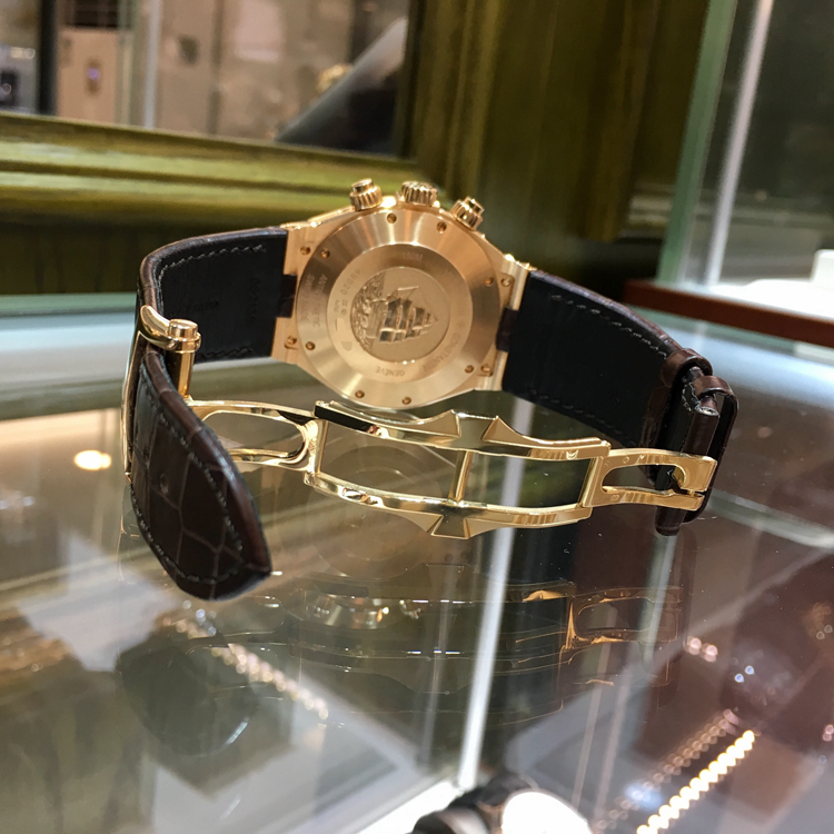 Vacheron Constantin 江诗丹顿 Overseas 纵横四海系列，49020/000R-9753。42毫米表径，18K玫瑰金表壳，灰色面盘，3点位置日期显示，6点位置月相显示，9点位置和12点位置分别为星期和月份显示，计时功能，自动上弦机械机芯，动力储备40小时。专柜定价：675000元。 全套附件齐全。
