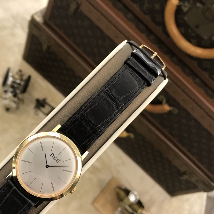 PIAGET 伯爵 ALTIPLANO系列，G0A29120。38毫米表径，18K黄金表壳，白色面盘，手动上弦机械机芯，动力储备43小时。专柜定价：113000元。 单表无附件。
