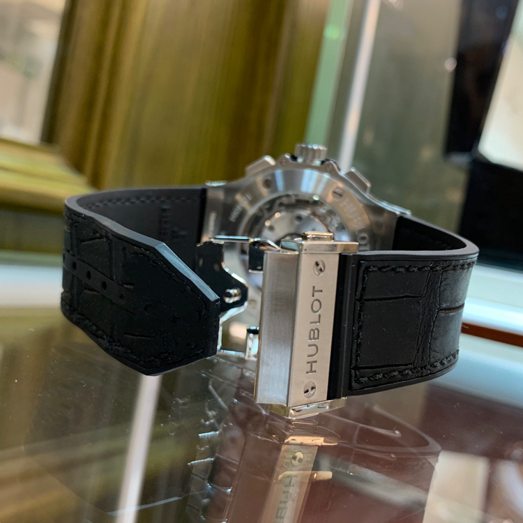 Hublot 宇舶 Bigbang 大爆炸系列，301.SX.1170.RX.1104。44毫米表径，精钢镶嵌114颗钻石，重1.70克拉，附6颗H形钛金属螺丝，哑光黑色表盘，缎面镀铑嵌入式刻度附白色夜光涂层缎面镀铑指针附白色夜光涂层，视窗式日期显示，计时功能，HUB 4100自动上弦机械机芯，动力储备42小时。专柜定价：138400元。 单表无附件。