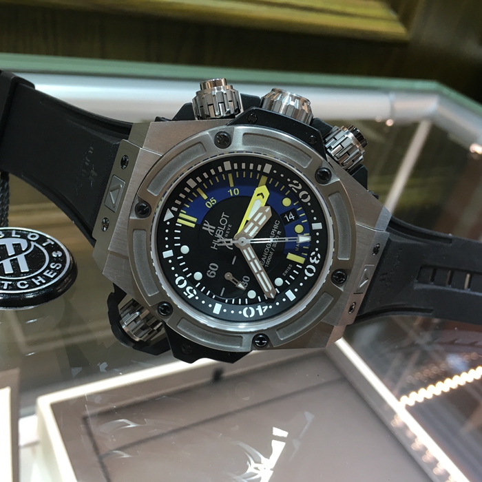 Hublot 宇舶 王者至尊系列，732.NX.1127.RX。48毫米表径，钛金属表壳，黑色面盘，5点位置日期显示，9点位置小秒针，计时功能自动上弦机械机械。专柜定价：153900元。 未使用品全套附件齐全。